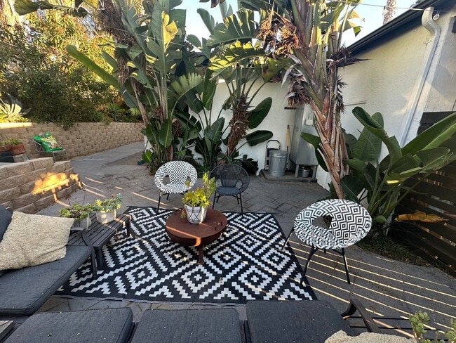 Building Photo - Light & Bright Home Available Now!  2 Bedr...