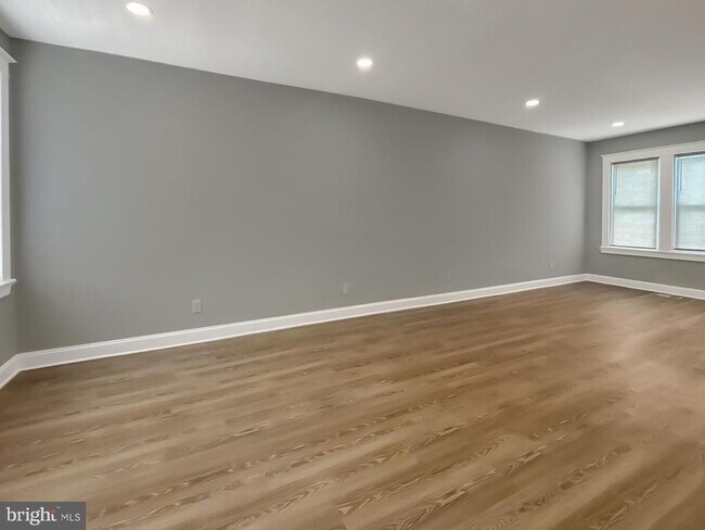 Foto del edificio - 3130 Normount Ave