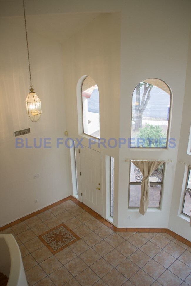 Building Photo - STUNNING 4 BED W/ POOL & VIEWS