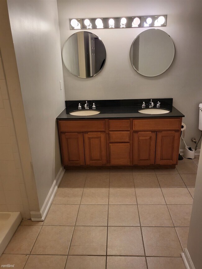 Foto del edificio - 3 br, 2.5 bath Duplex - 2220 Madison Avenue 2