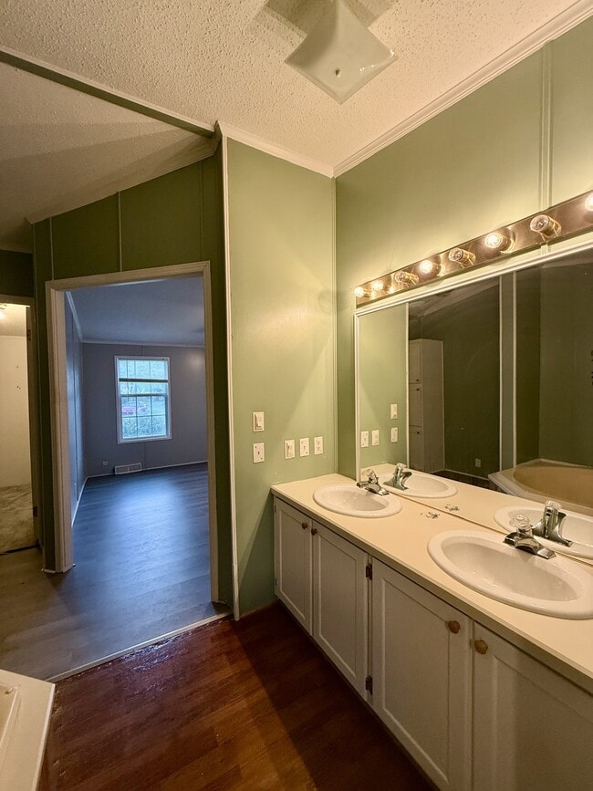 Building Photo - 158 Fieldstone Dr
