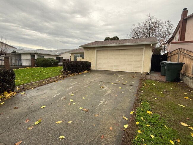 Foto del edificio - 3 bedroom 2 bath available now!