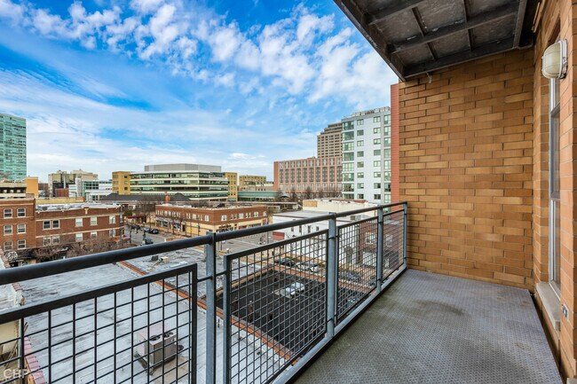 Building Photo - 1572 Maple Ave