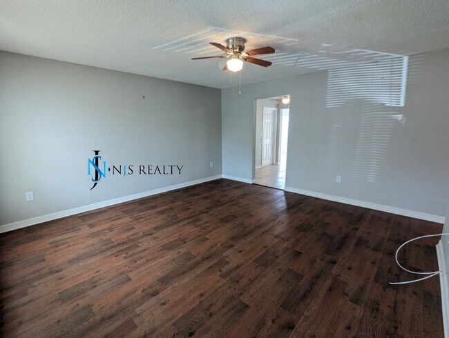 Foto del edificio - Great Location!  Charming, TRUE 3/2/1, 1283sq ft home with RENOVATED bathrooms & kitchen, fenced ...