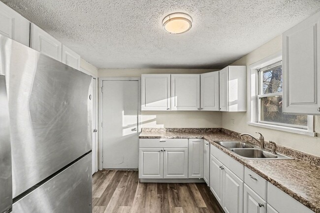 Building Photo - Beautiful 3 Bedroom 2 Bathroom Home in Kansas City!