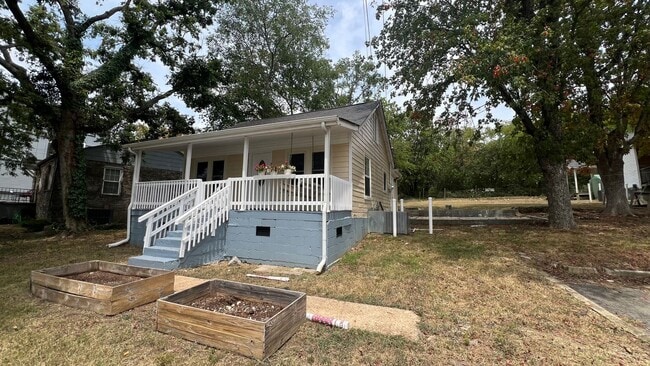 Building Photo - 2 or 3 bedroom home minutes from downtown!