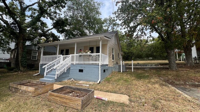 Foto del edificio - 2 or 3 bedroom home minutes from downtown!