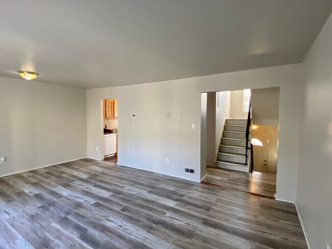 Building Photo - Lovely 3 BR/2 BA Townhome in Edgewood!