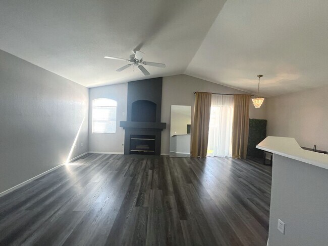 Foto del edificio - 2 bed, 2 bath condo located in gated community w/lush landscaping, 2 pools, spas, BBQ areas & clu...