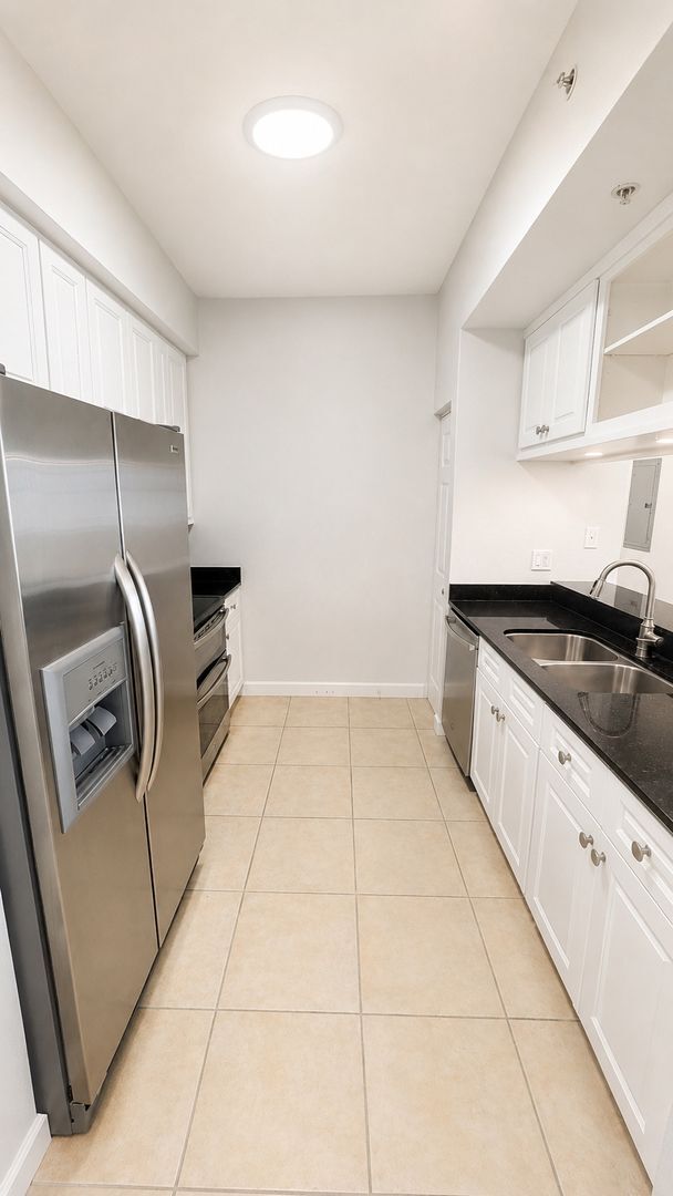Building Photo - Annual 2/2 condo in luxury building downtown Sarasota!