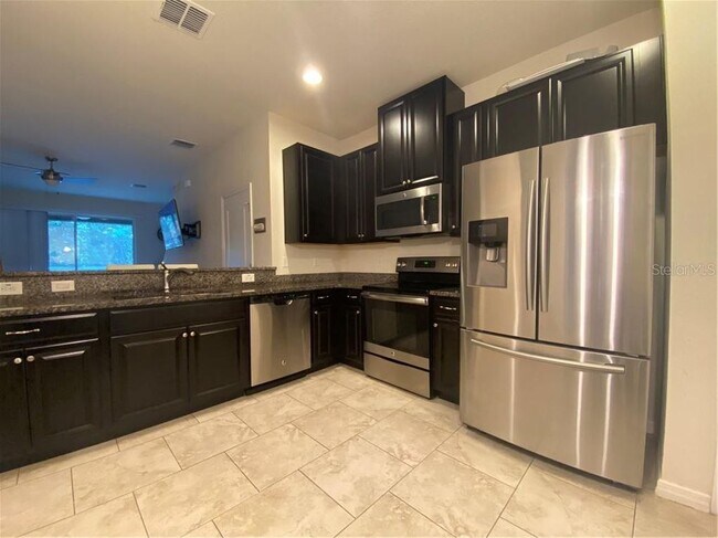 Building Photo - Brandon FL Townhouse