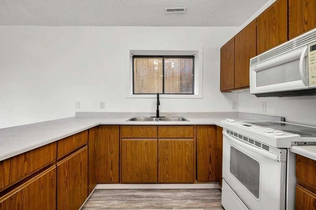 Building Photo - 1004 McKinnon Dr NE