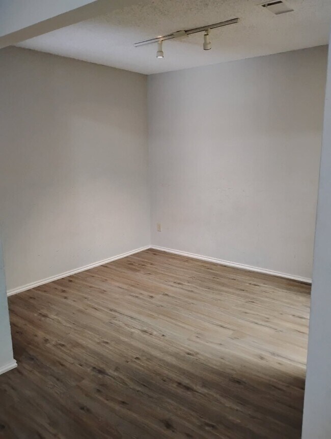 Comedor - 1202 Thorpe Ln