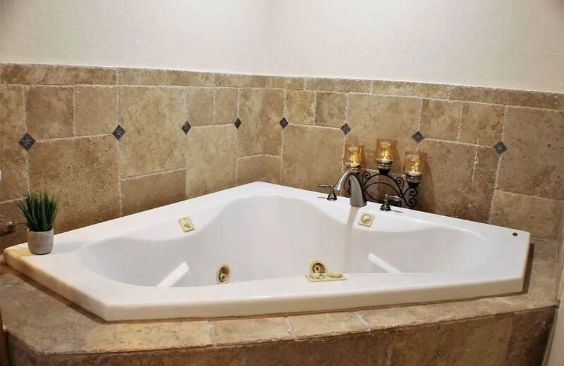 Foto principal - 6424 Santa Monica Dr