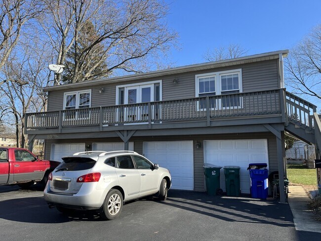 Building Photo - 806 N River St