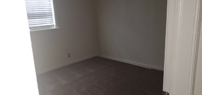 Foto del edificio - 2130 N Quaker Ave