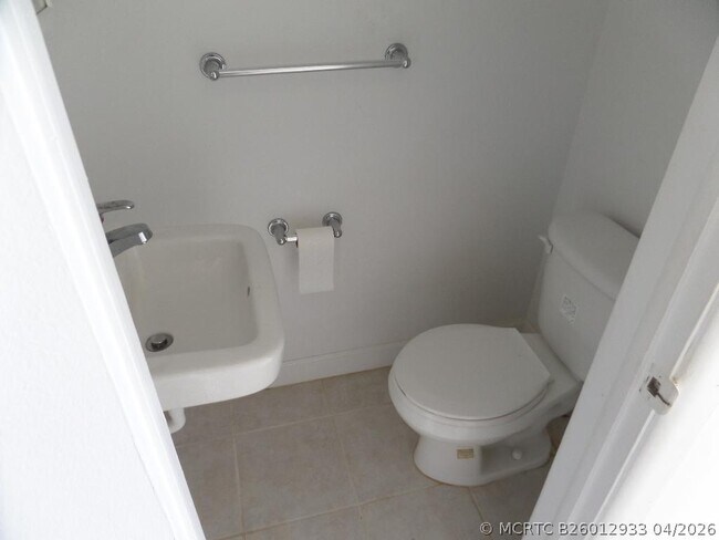 Building Photo - 1501 Crescent Cir