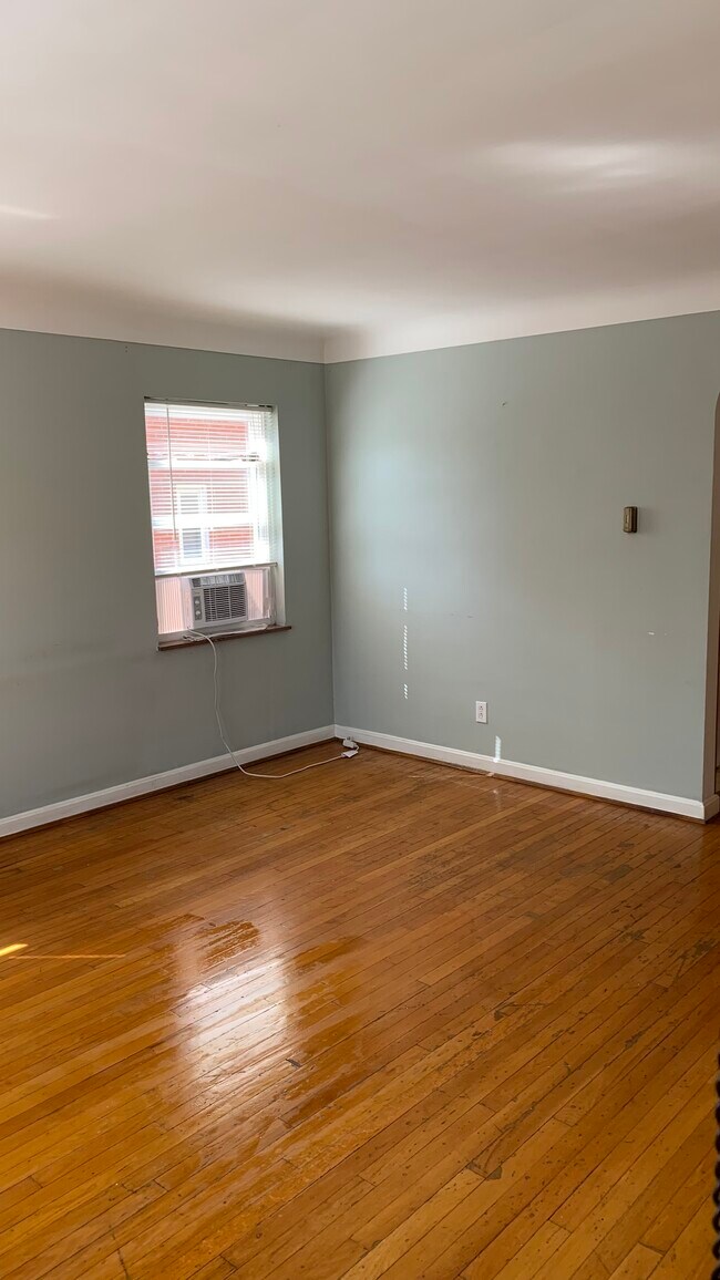 Living area - 3085 Glenmore Ave