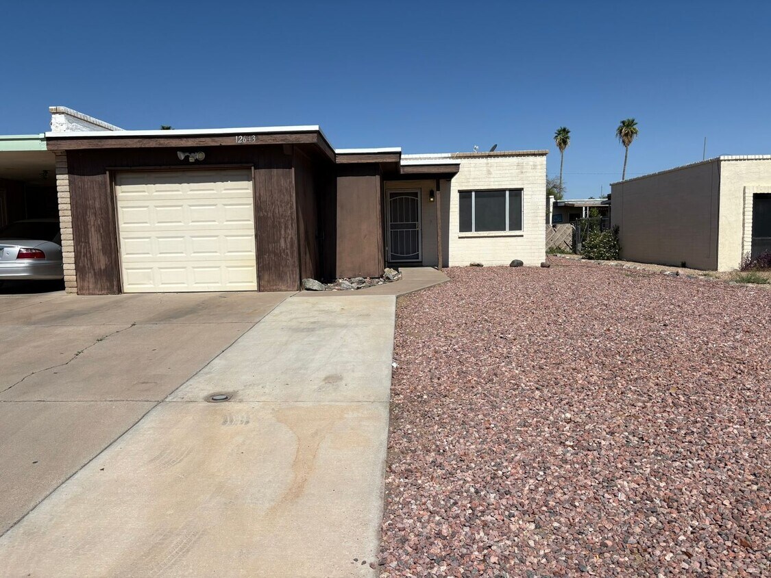 Foto principal - 2 Bed 1 Bath Twin Home Unit in Youngtown, ...