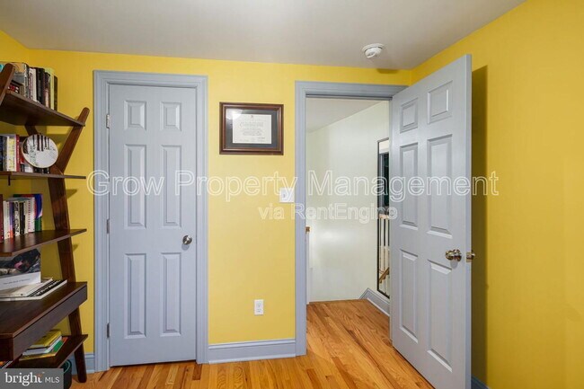 Foto del edificio - 928 Dudley St