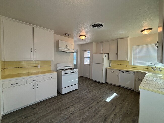 Building Photo - 816 W Fedora Ave