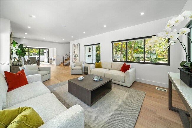 Foto del edificio - 600 NE 57th St