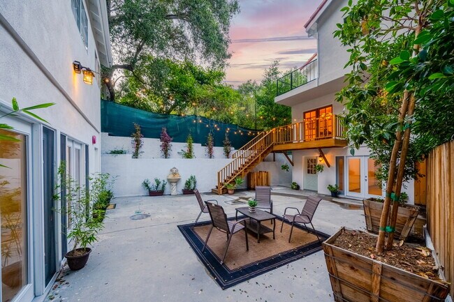 Building Photo - 8968 Wonderland Ave