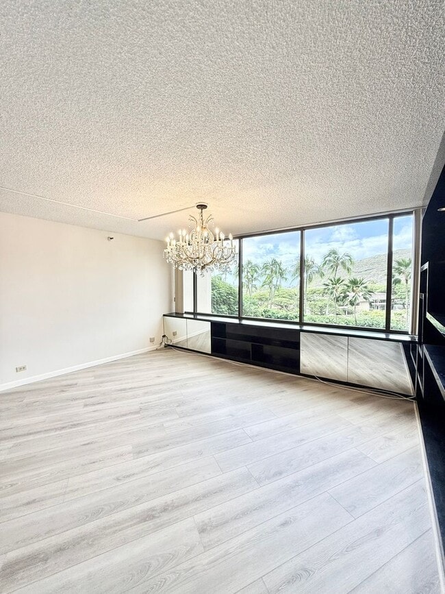 Building Photo - 2/br/2ba/2pkg Condo with Amenities! Small dog negotiable