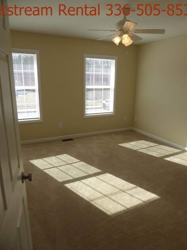 Master bedroom - 4075 Bentley Dr