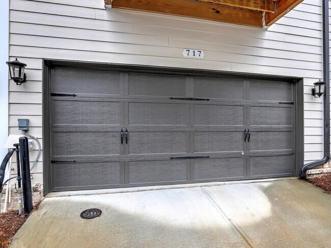 Building Photo - 717 Bismark Rd NE