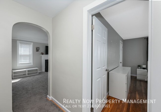 Building Photo - Updated 2 Bed second floor unit