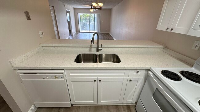 Building Photo - 905 Southridge Rd
