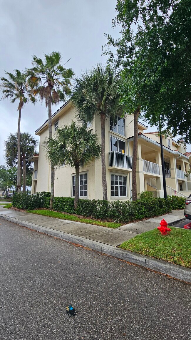 Foto del edificio - 1152 University Blvd