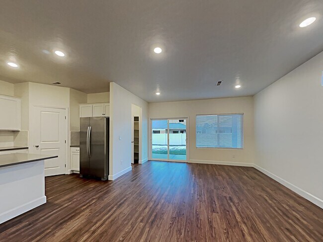 Building Photo - 5088 W Bellevue Street