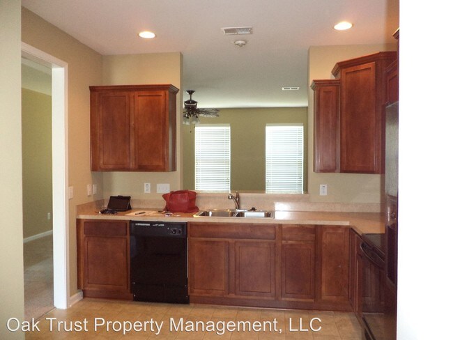 Building Photo - 825 Hemingway Cir