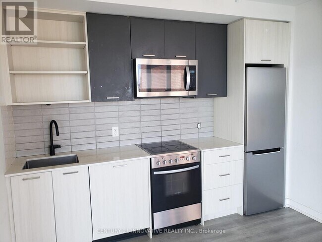 Photo du bâtiment - 2300-2300 St Clair Ave W