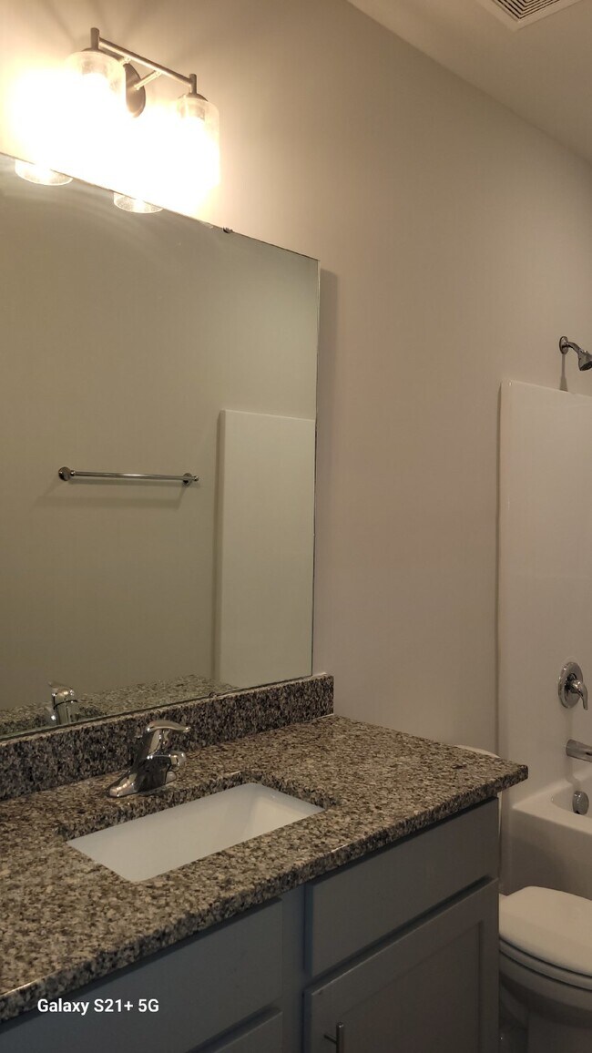 Foto del edificio - Coming soon!!!  "Charming 4-Bedroom Home w...