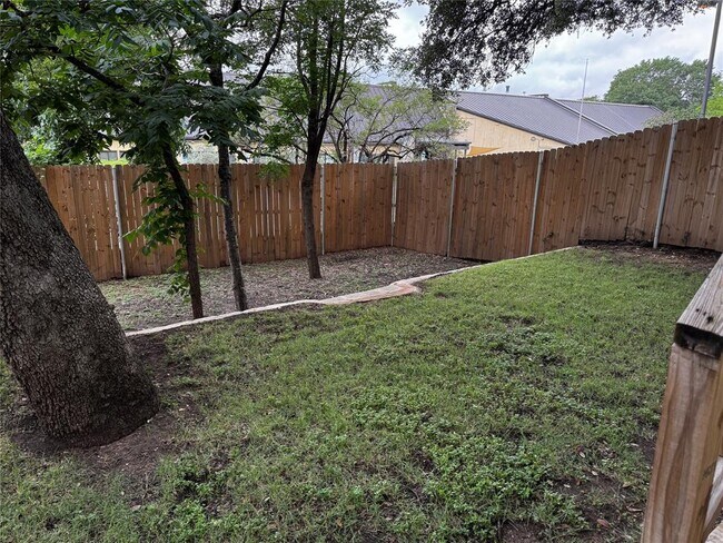 Foto del edificio - 2842 Shoal Crest Ave
