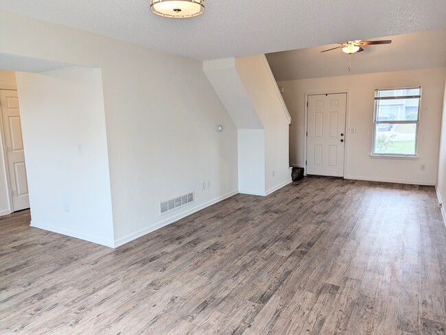 Vaulted living room - 823 Spring Ct