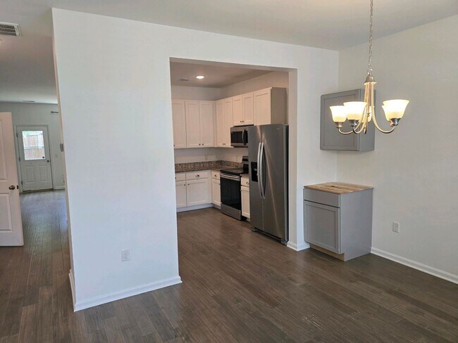 Foto del edificio - Charming 3-Bedroom Home with Community Poo...