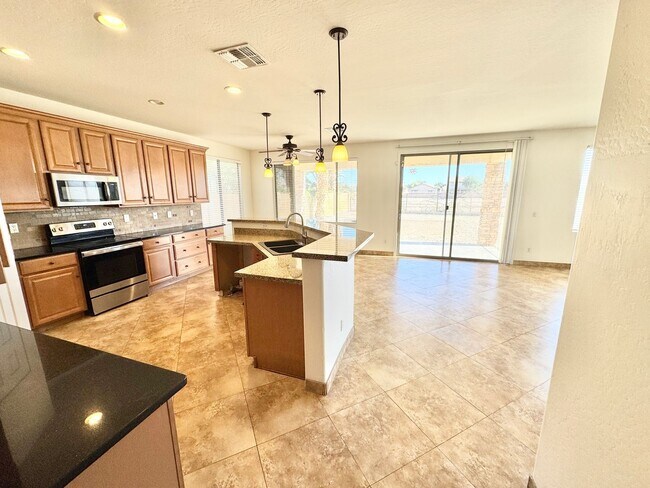 Foto del edificio - Two Story 4 bed/3 bath home with a loft! Close to Shopping & Restaurants