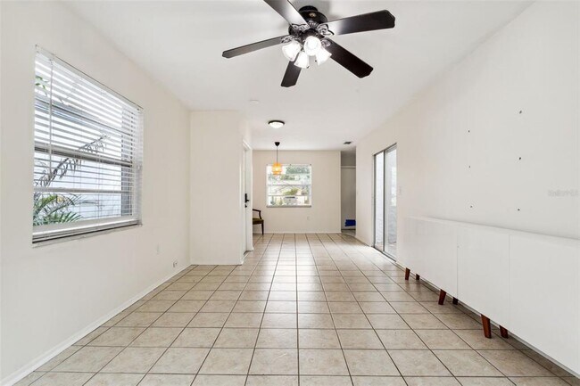 Building Photo - 4403 Venice Dr