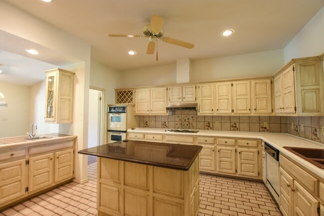 Building Photo - On Golf Course Townhome
