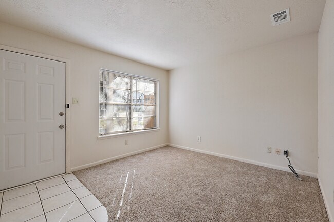 Foto del edificio - 3214 Heatherwood Dr