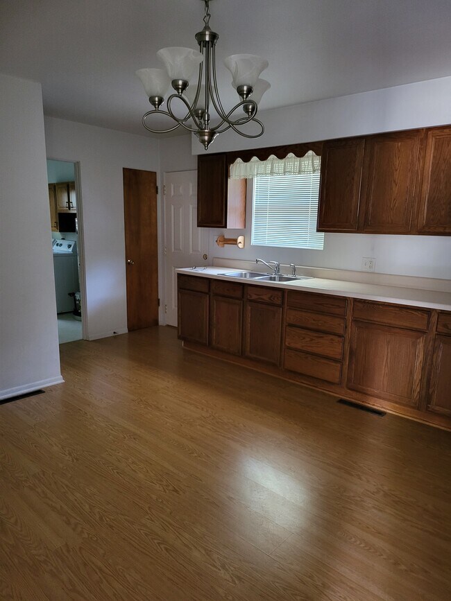 Building Photo - 1620 Valle Vista Blvd