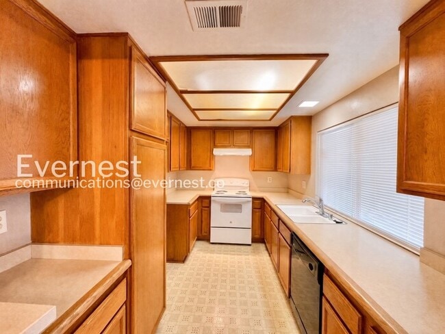 Building Photo - 2 Bed, 1 Bath Home with Garage / Pet-Friendly / Vouchers Accepted / Available Soon!