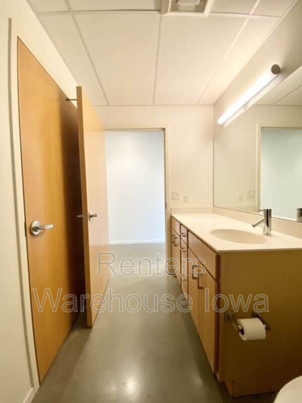 Foto del edificio - 350 E Locust St