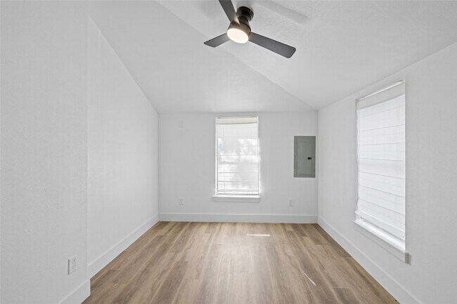 Foto del edificio - 911 Knight St