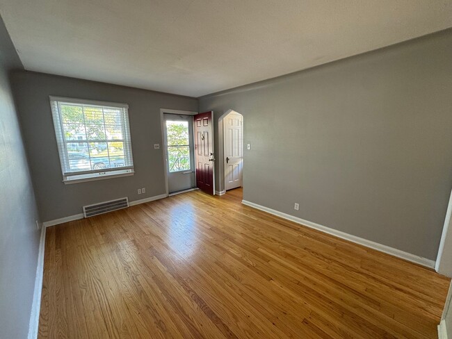 Building Photo - 3 bed 2 bath Berkley bungalow with garage ...