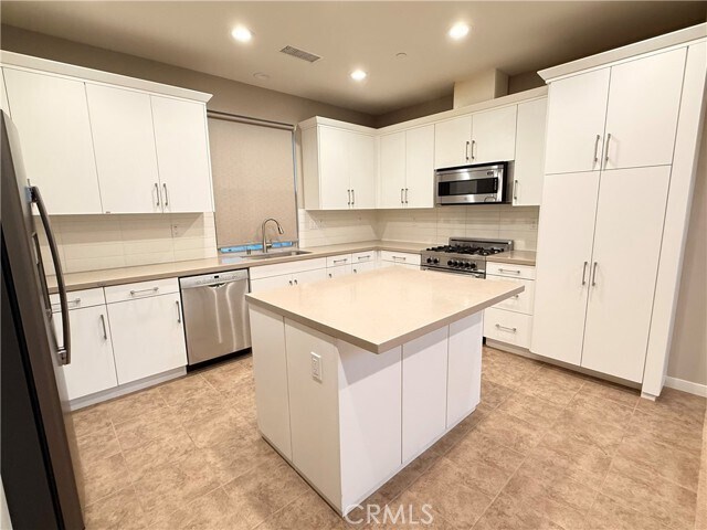 Building Photo - 100 Excursion